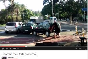 VIDEO: Pria ini angkat mobil yang menghalangi jalur sepeda, salut!
