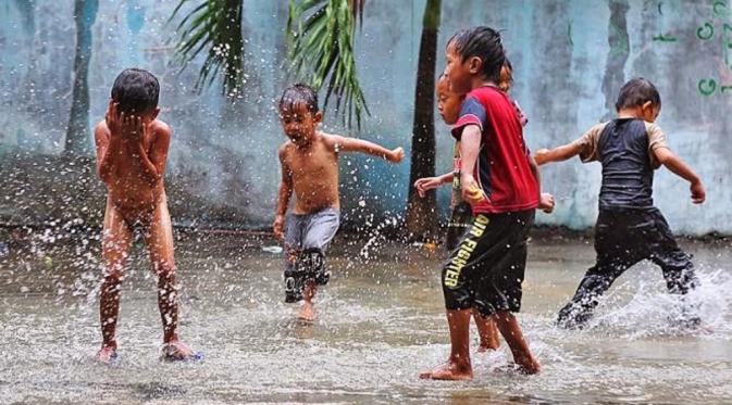 11 Hal masa kecil ini bakal aneh kalau dilakukan saat dewasa