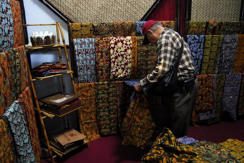 Demi batik, Yuli rela alami ban bocor tengah malam sendirian di hutan