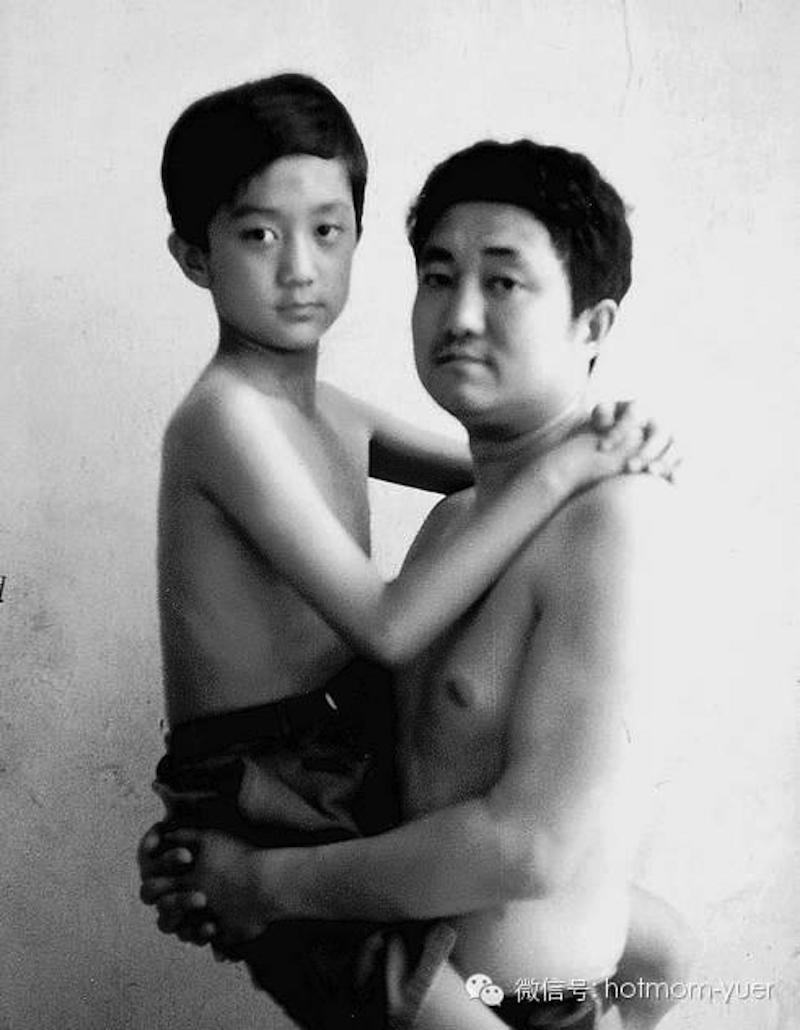 Ayah & anak ini berfoto dengan pose sama selama 27 tahun, top!