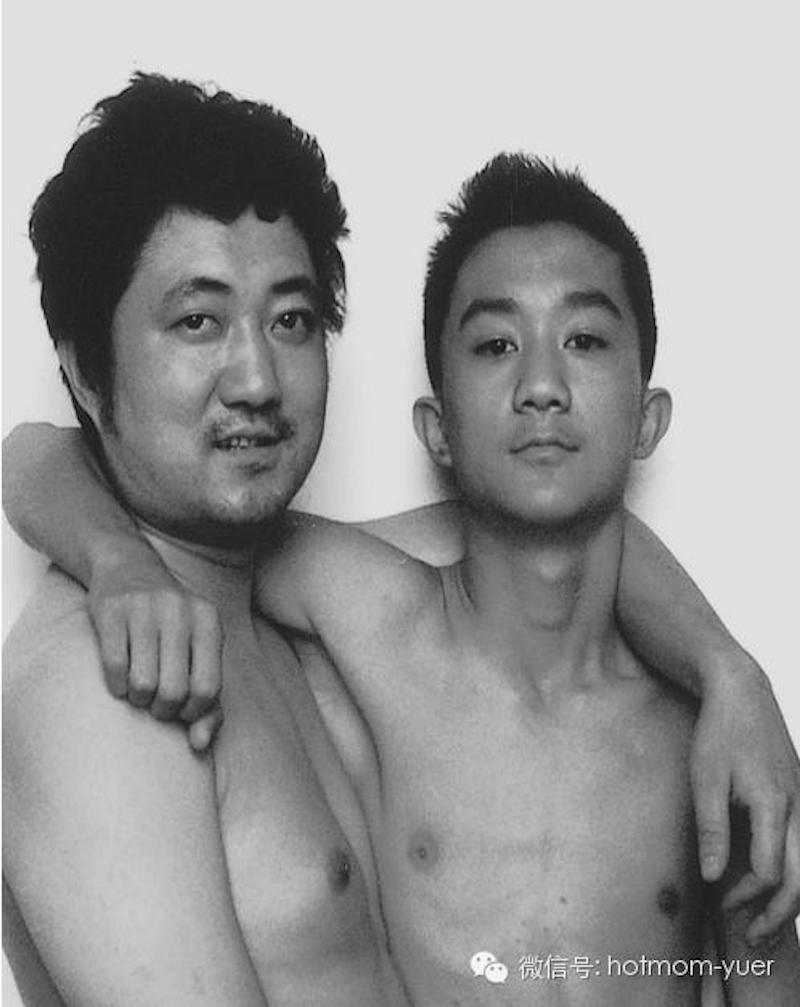 Ayah & anak ini berfoto dengan pose sama selama 27 tahun, top!