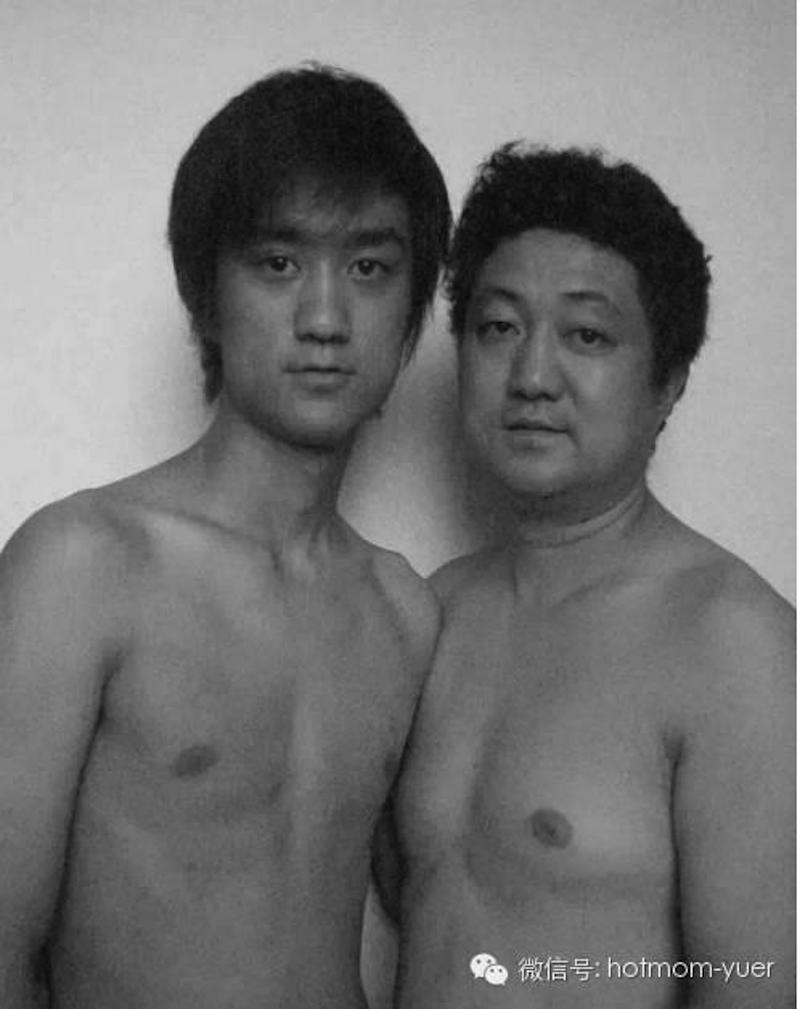 Ayah & anak ini berfoto dengan pose sama selama 27 tahun, top!