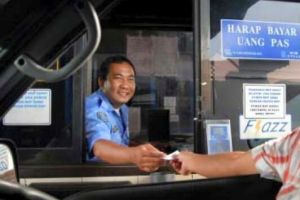 Tindakan sederhana penjaga pintu tol TMII ini luar biasa inspiratif!
