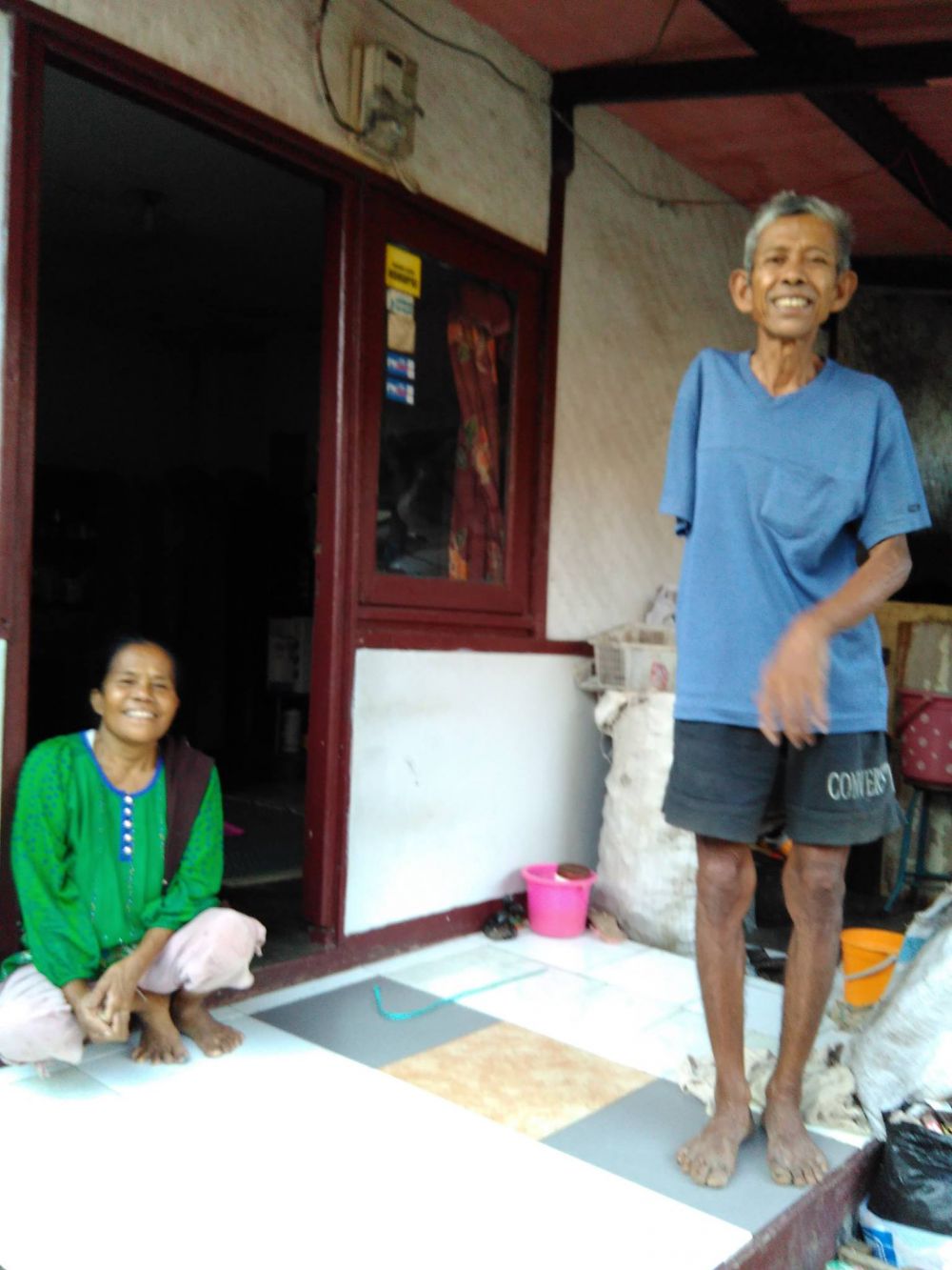 Keterbatasan fisik tak halangi Ode cari uang biayai pengobatan istri