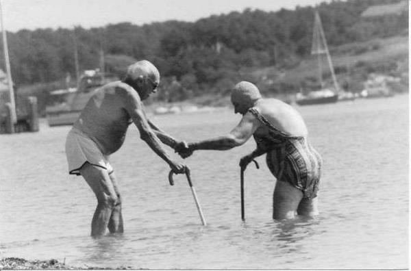 Kemesraan pasangan kakek nenek ini bakal membuatmu iri, dijamin! Kemesraan pasangan kakek nenek ini bakal membuatmu iri, dijamin!
