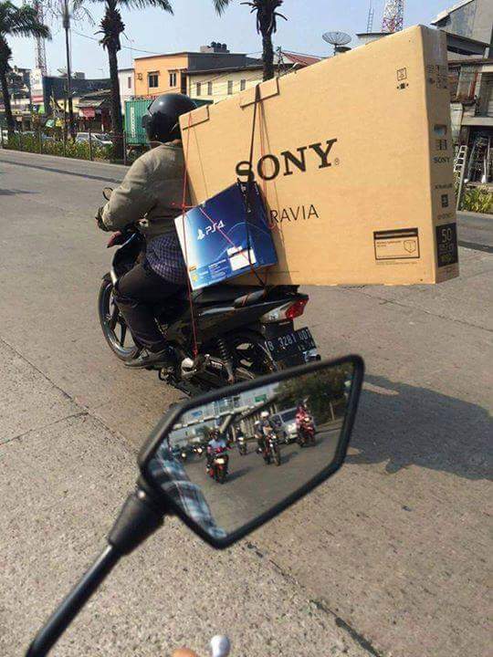 Foto orang Indonesia bawa TV LCD memakai motor heboh di luar negeri