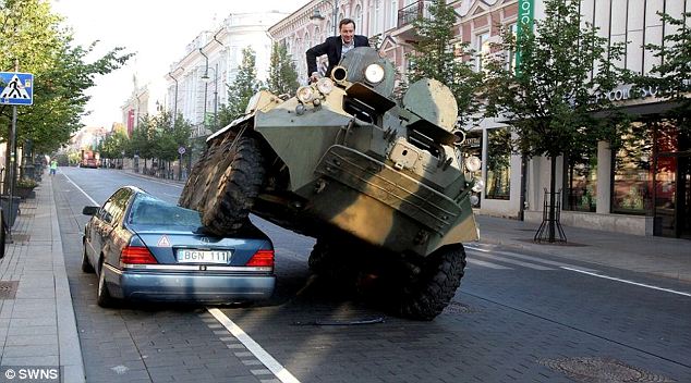 Tegakkan aturan, wali kota negara ini lindas mobil pakai tank