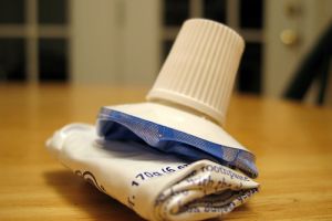 Terima kasih kepada Washington Sheffield, penemu kemasan pasta gigi