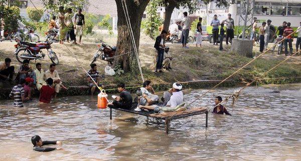 Kocak! 17 tingkah konyol orang kepanasan, bikin ngakak seharian Kocak! 17 tingkah konyol orang kepanasan, bikin ngakak seharian