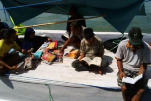 Perahu ini keliling antar pulau demi menyediakan buku bacaan, top!
