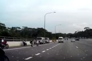 VIDEO: Geger hujan uang di Singapura