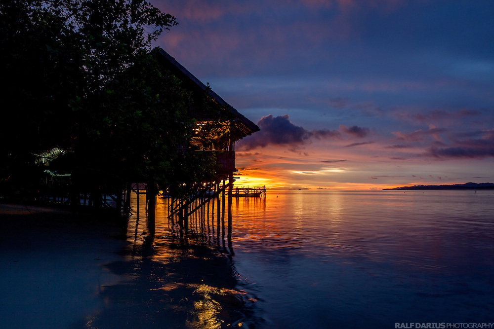 Kamu suka melihat sunset? Ini 10 spot sunset terbaik di Indonesia