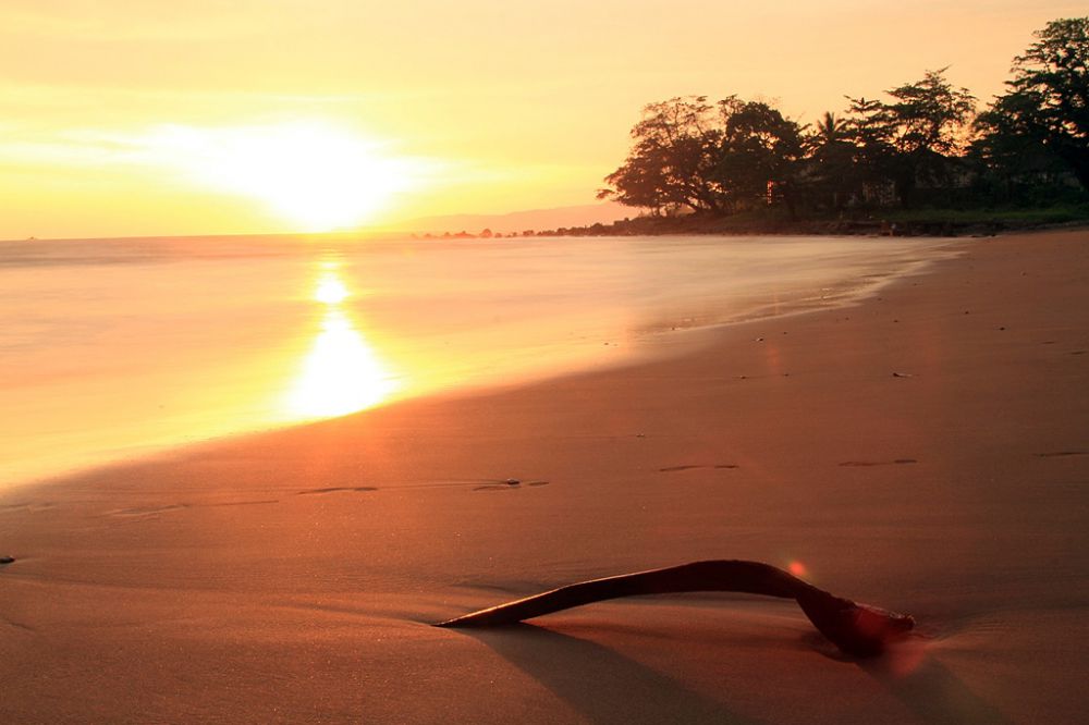 Kamu suka melihat sunset? Ini 10 spot sunset terbaik di Indonesia