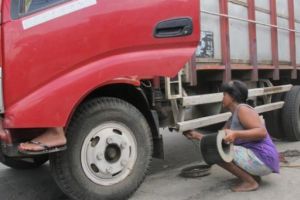 Siti, ibu perkasa tukang tambal ban truk 