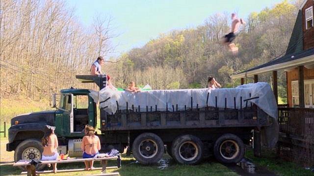 12 Kolam renang antimainstream yang bikin gerahmu hilang seketika