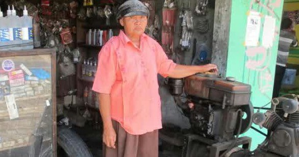 Sukinem, tukang tambal ban wanita yang mampu beli 3 rumah! 