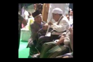 Kiai sepuh ini ajarkan kamu kebersahajaan dan nasionalisme, terharu!!