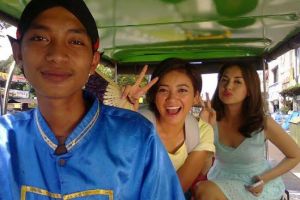 Tak hanya tiket, harga makanan untuk turis pun dibedakan, ow!