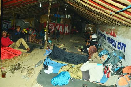 Warung ini disebut sebagai warung tertinggi di Indonesia Warung ini disebut sebagai warung tertinggi di Indonesia