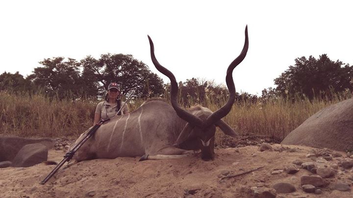 Wanita ini pamer hewan langka buruannya & tolak berhenti, keterlaluan! Wanita ini pamer hewan langka buruannya & tolak berhenti, keterlaluan!