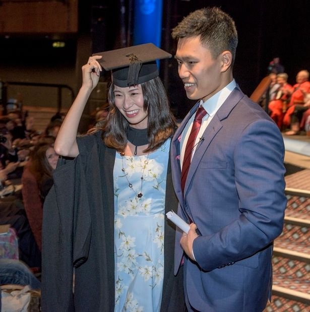 Wisuda paling romantis, wisudawan dilamar kekasih di atas podium