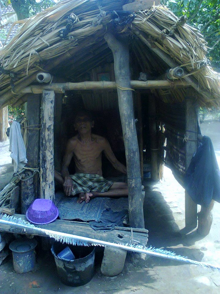 Kondisinya sakit, kakek ini tinggal seorang diri di gubuk kecil reyot
