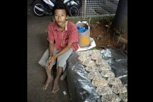 Kisah Yusuf, usia 13 tahun jalan kaki 8 km jualan peyek demi bantu ibu