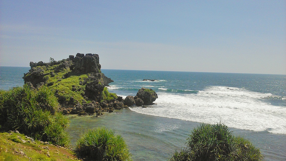 Sensasi snorkeling di pantai selatan nan berombak ganas, berani coba?