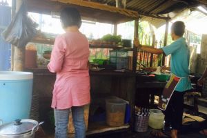 Warung pecel tak biasa, nikmati aneka lauk hangat diiringi deru kereta