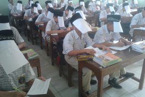 Hindari nyontek, siswa di Kudus tutup wajah dengan kertas saat ulangan