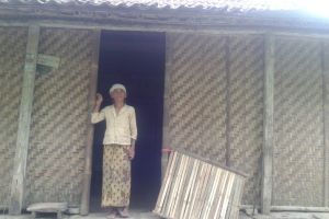 Ironis, nenek pemilik wisata alam Pulosari ini tinggal di rumah gedhek