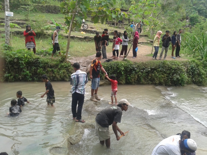 Nenek pemilik wisata Pulosari, hidup dari angon sapi milik tetangga