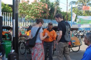 Keren, tukang becak ini spesialis pelanggan bule! Siapa dia?