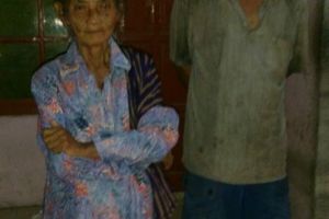 Tidur di emper toko, nenek ini jual sayur demi anak yang down syndrome