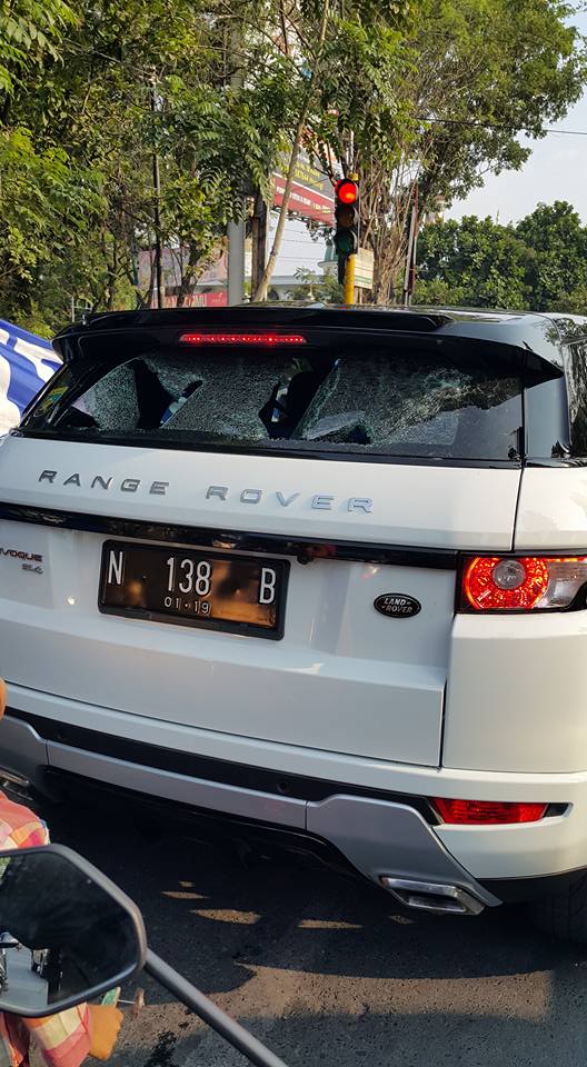 Miris! Konvoi suporter bola di Malang anarkis rusak mobil di jalan