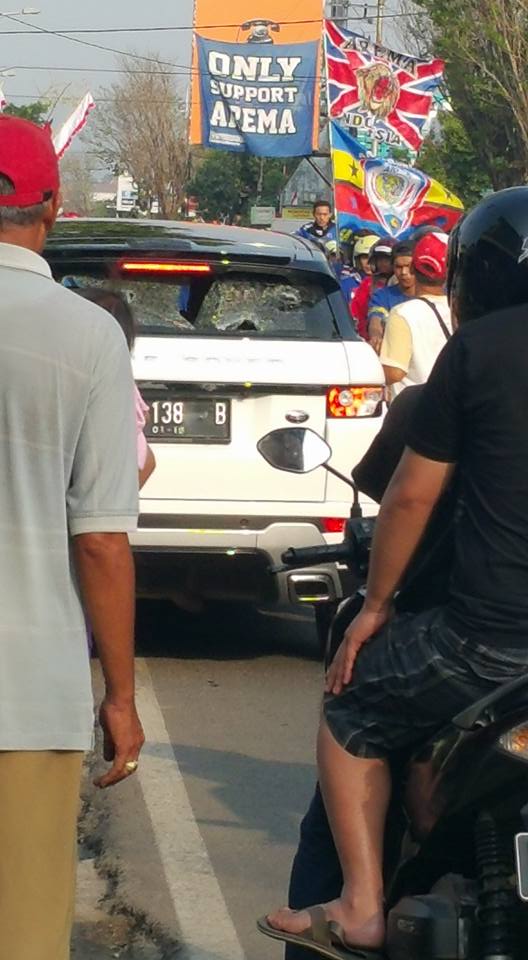 Miris! Konvoi suporter bola di Malang anarkis rusak mobil di jalan