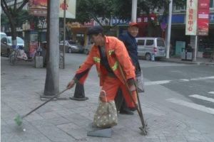 Dengan satu kaki, kakek ini tetap semangat bertugas menyapu jalanan