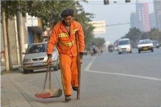 Dengan satu kaki, kakek ini tetap semangat bertugas menyapu jalanan