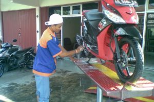 Pulang bawa 3 emas dari AS, Dimas Prasetyo kembali jadi pencuci motor