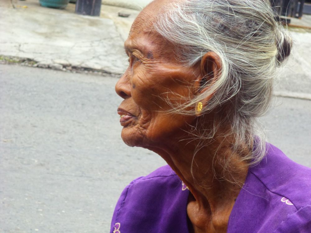 Mak Darmi, masih semangat menjadi tukang tambal ban di usia senja