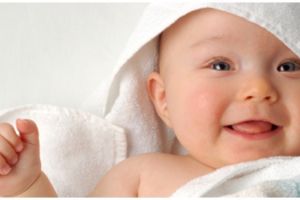 VIDEO: Reaksi melongo balita melihat sepasang bayi kembar