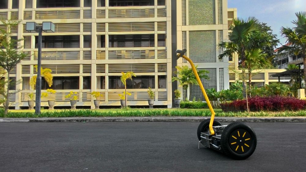 3 Mahasiswa di Surabaya kembangkan segway murah berbasis android, top!