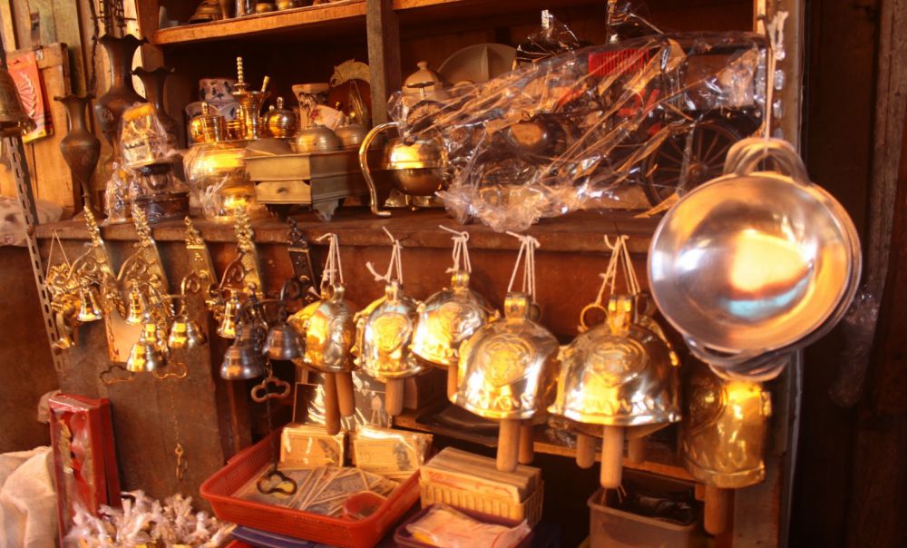 Nostalgia dengan barang jadul di gang sempit Pasar Beringharjo