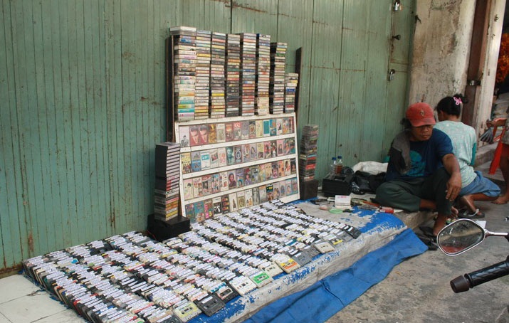 Nostalgia dengan barang jadul di gang sempit Pasar Beringharjo