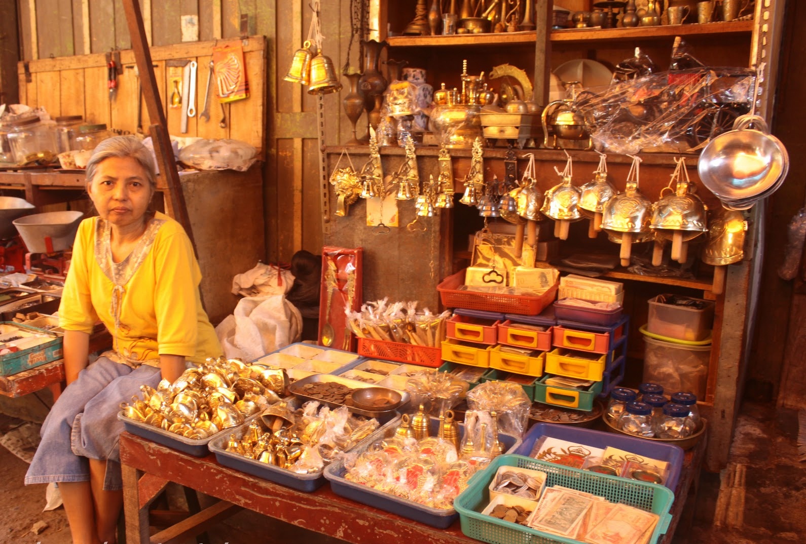 Nostalgia dengan barang jadul di gang sempit Pasar Beringharjo