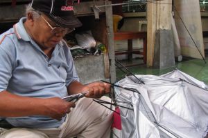 Pak Ali, 37 tahun setia menekuni profesi tukang reparasi payung