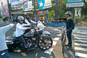Pesepeda ini cegat konvoi moge, ingatkan agar tak terobos lampu merah
