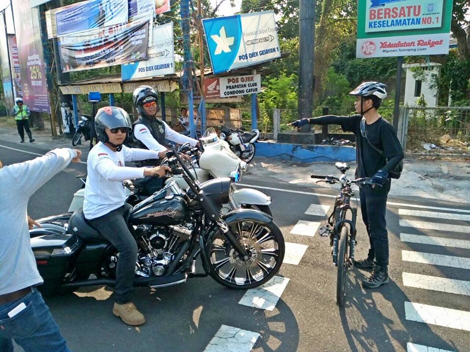 Pesepeda ini cegat konvoi moge, ingatkan agar tak terobos lampu merah