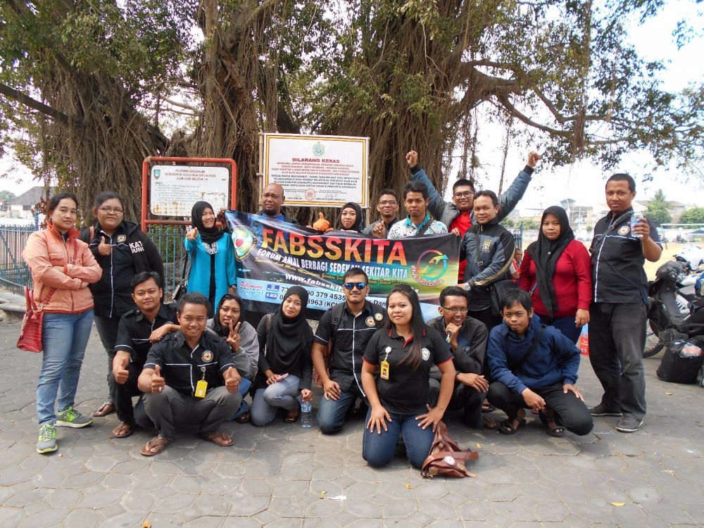 Komunitas ini blusukan berikan bantuan kepada para lansia Komunitas ini blusukan berikan bantuan kepada para lansia