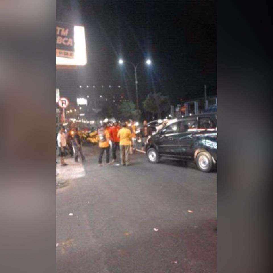 Arogansi Moge, kabur setelah tabrak mobil dan hajar pengendara motor  